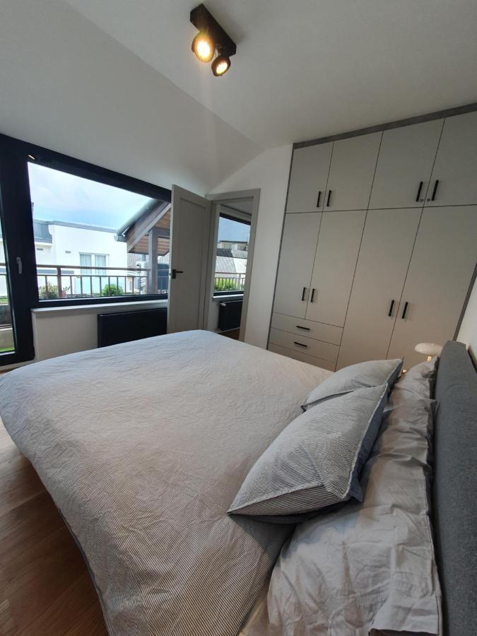 Modern Top Floor Loft With Balcony Budapest Exterior photo
