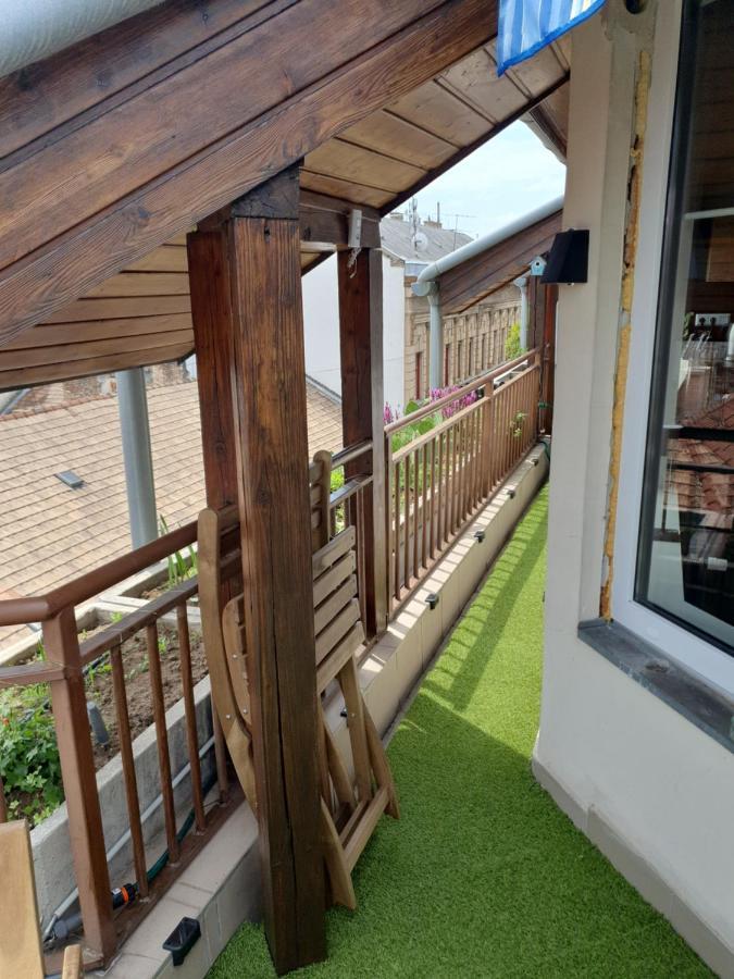 Modern Top Floor Loft With Balcony Budapest Exterior photo