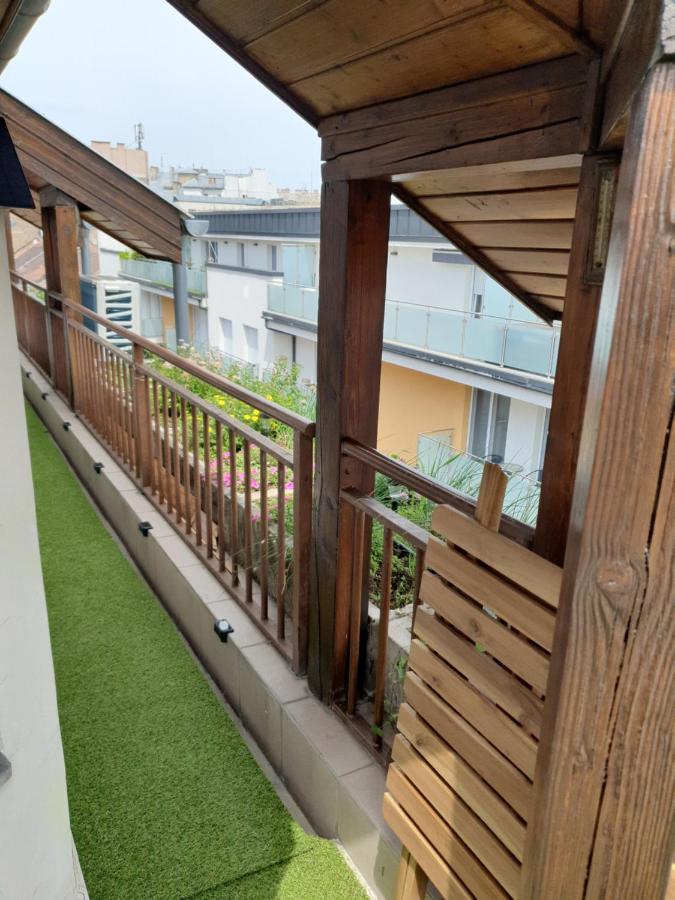 Modern Top Floor Loft With Balcony Budapest Exterior photo